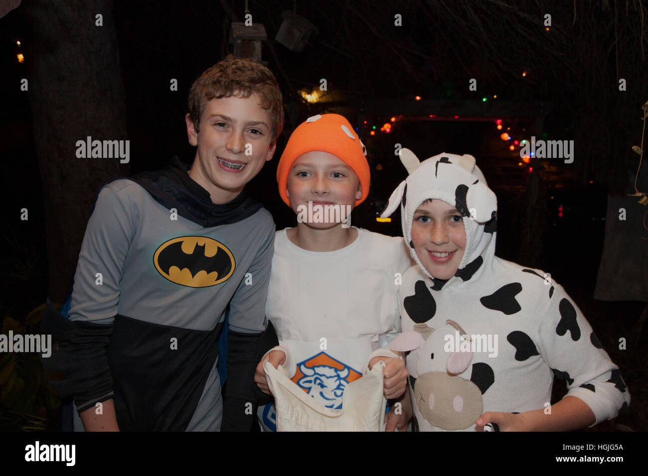 Halloween trick or treaters à Batman et costumes de vache. St Paul Minnesota MN USA Banque D'Images