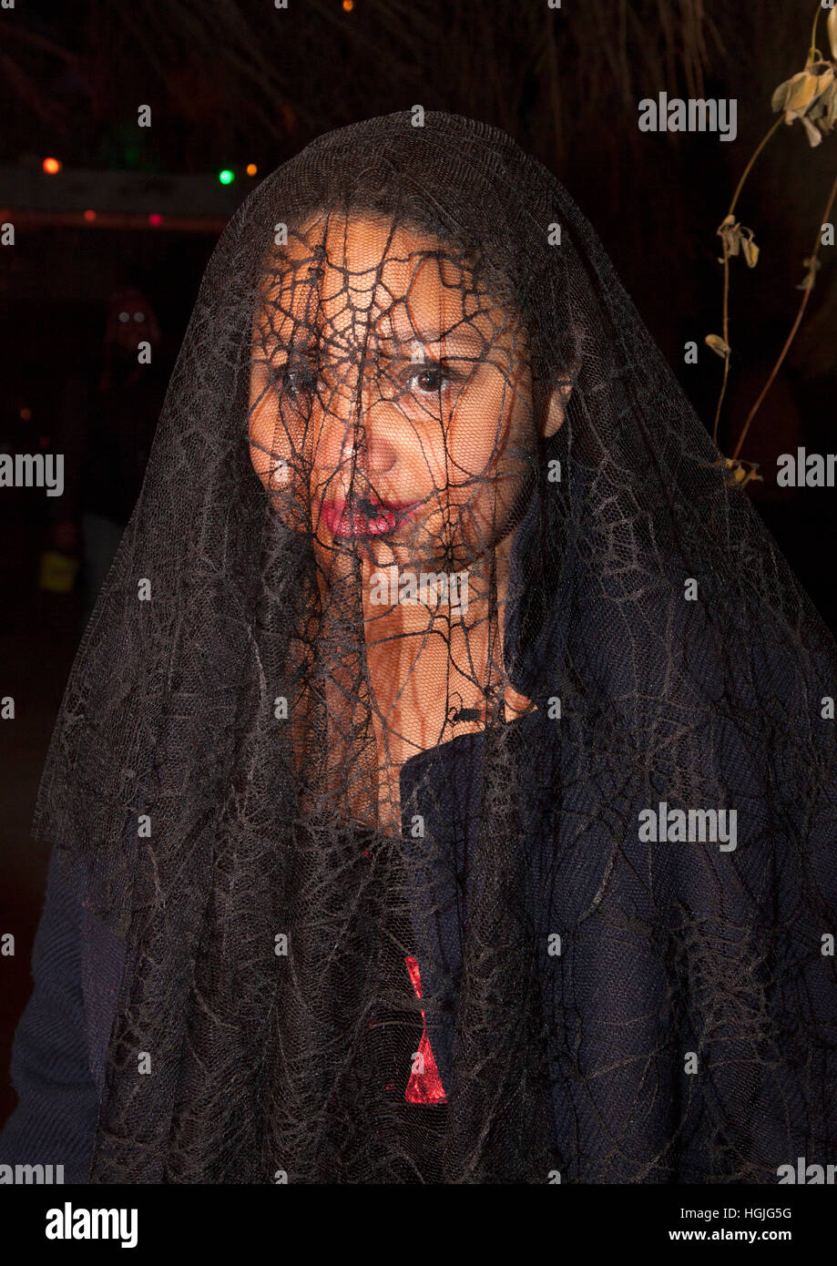 Belle femme asiatique voilée dans une toile d'araignée comme conception dehors pour une nuit de Halloween trick or treats. St Paul Minnesota MN USA Banque D'Images