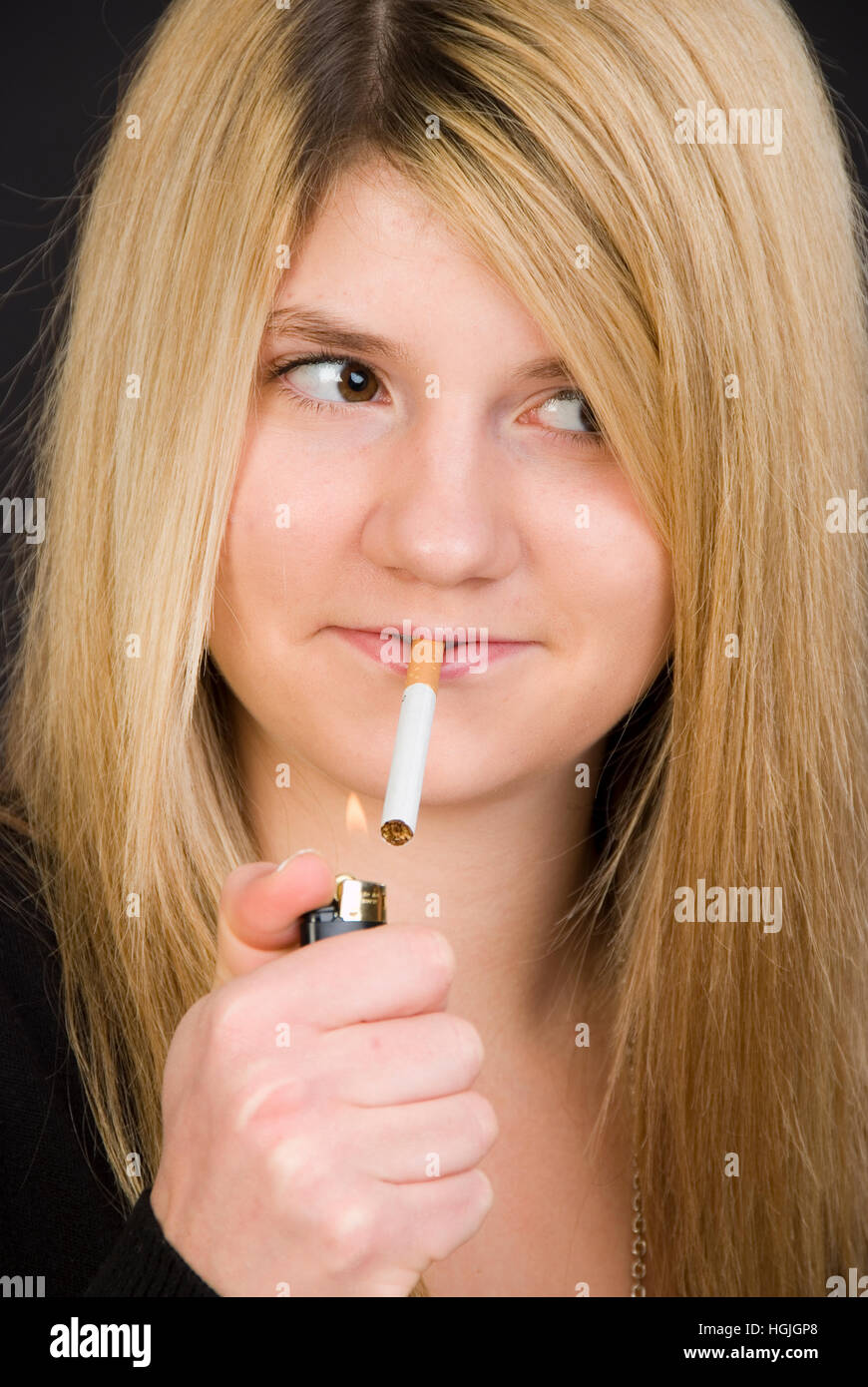 Adolescent fume une cigarette Banque D'Images