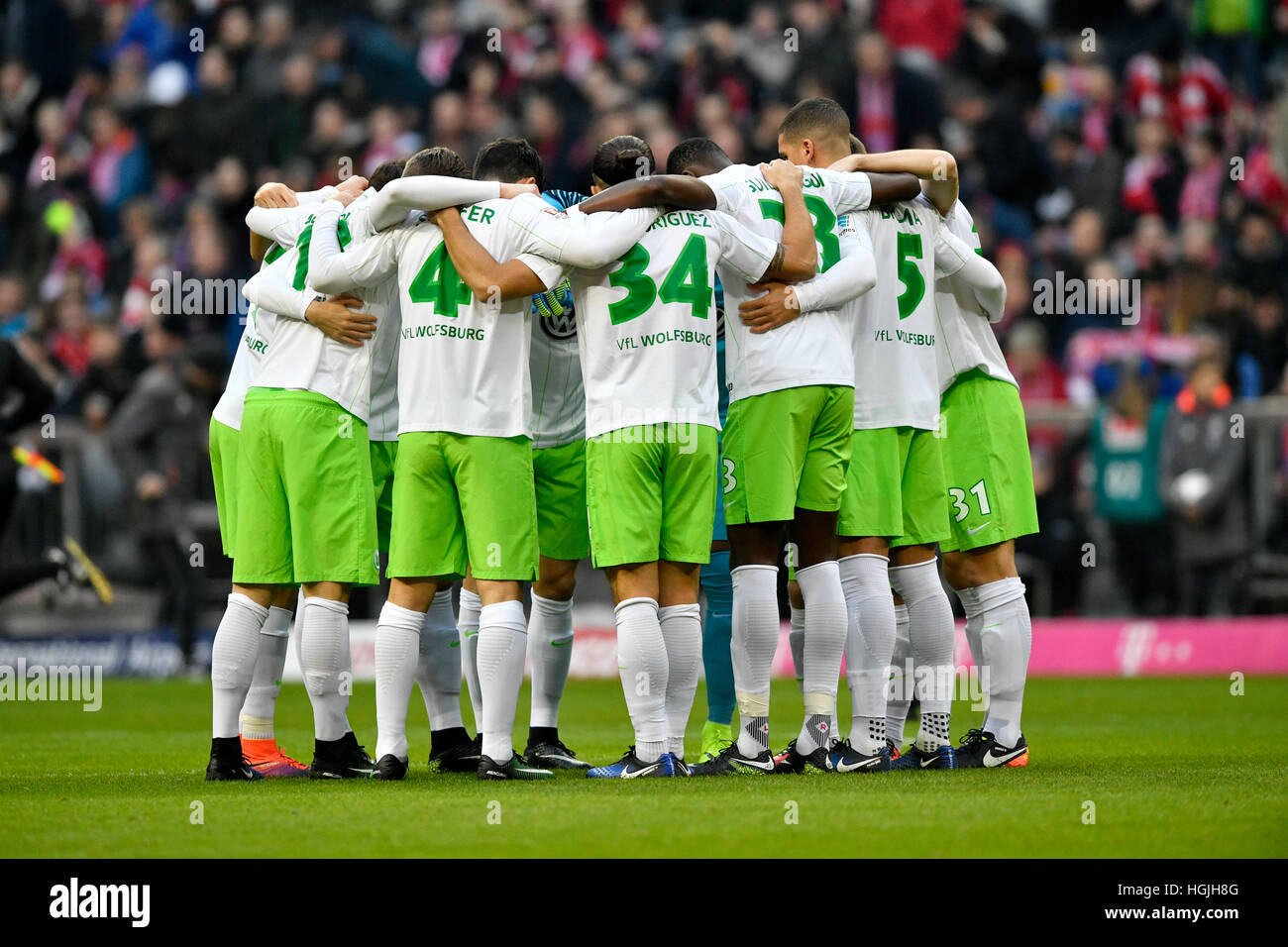 L'équipe de football du VfL Wolfsburg, pré-match huddle, Allianz Arena, Munich, Bavière, Allemagne Banque D'Images