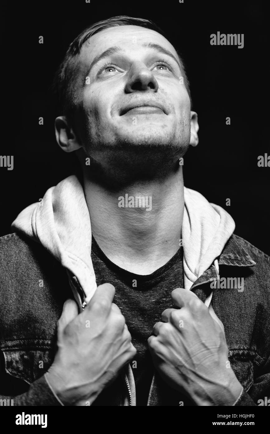 Portrait d'un jeune homme par nuit Banque D'Images