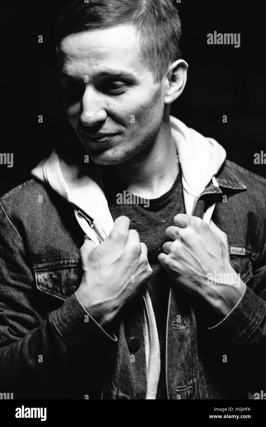 Portrait d'un jeune homme par nuit Banque D'Images