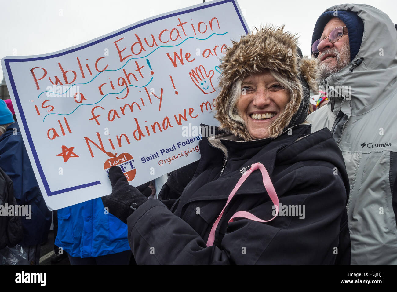 Saint Paul, Minnesota, USA. 21 janvier, 2017. Une femme est titulaire d'un signe d'éducation du public à l'appui à la Marche des femmes à St Paul, Minnesota. Cindy Carlsson/Alamy Live News Banque D'Images