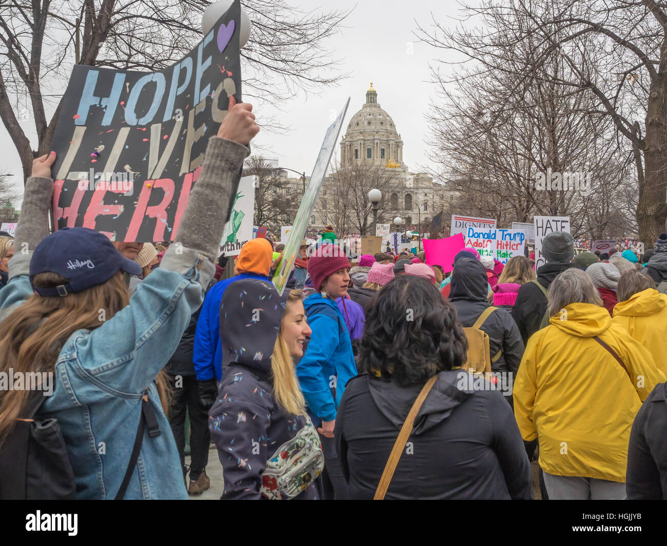 Saint Paul, Minnesota, USA. 21 janvier, 2017. Une foule portant des signes politiques rassemble à la capitale de l'Etat au cours de la Marche des femmes à St Paul, Minnesota. Cindy Carlsson/Alamy Live News Banque D'Images