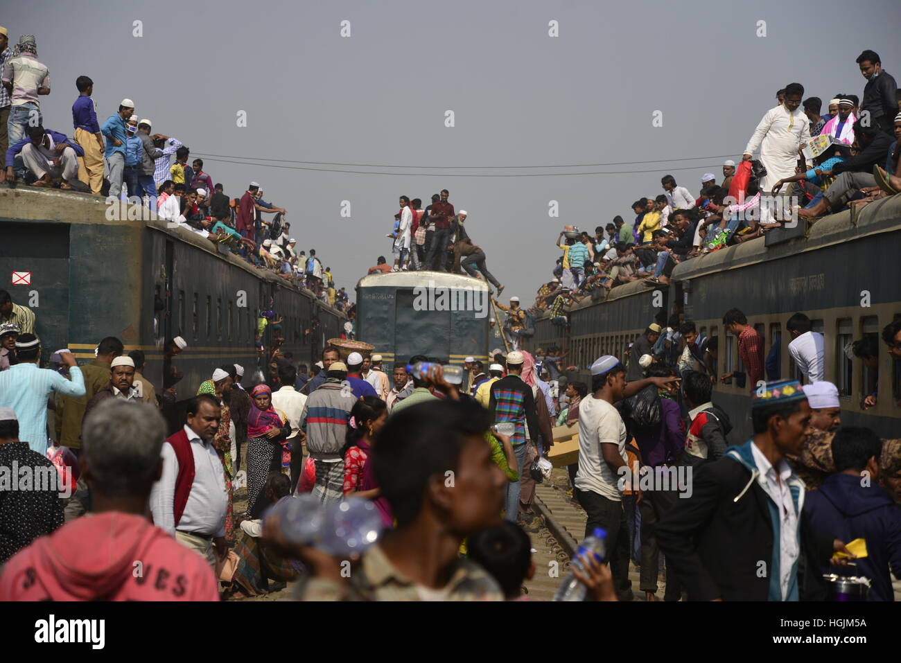 Tongi, Dhaka, Bangladesh. 22 janvier, 2017. Les dévots musulmans bangladais arrivent sur un train bondé de participer à Akheri Munajat, ou des prières de deuxième phase finale à l'Biswa Ijtema ou congrégation du monde islamique, à Tongi, quelques 30km au nord de Dhaka, Bangladesh, le 22 janvier 2017. Les musulmans jointes en prière sur les rives d'un fleuve au Bangladesh comme la deuxième plus grande congrégation islamique annuel a pris fin. Mamunur Rashid/crédit : Alamy Live News Banque D'Images