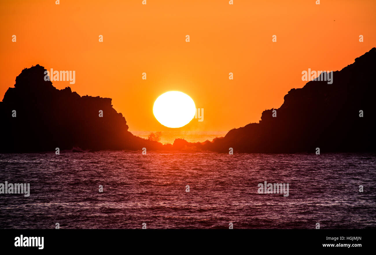 Cape Cornwall, Cornwall, UK. 22 janvier 2017. Météo britannique. Un ciel clair pour le coucher de soleil sur St Vincents, jour où la comptine 'va se rappeler sur St Vincent jour si le soleil ses chevrons afficher c'est un jeton de clair et lumineux toute l'année météo prospère' Credit : Simon Maycock/Alamy Live News Banque D'Images