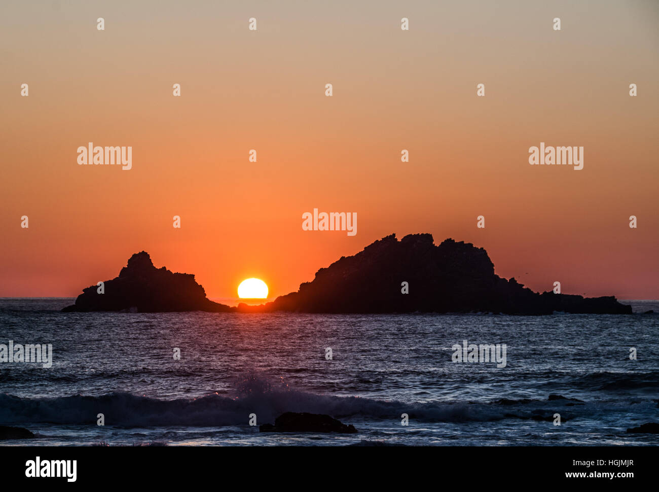 Cape Cornwall, Cornwall, UK. 22 janvier 2017. Météo britannique. Un ciel clair pour le coucher de soleil sur St Vincents, jour où la comptine 'va se rappeler sur St Vincent jour si le soleil ses chevrons afficher c'est un jeton de clair et lumineux toute l'année météo prospère' Credit : Simon Maycock/Alamy Live News Banque D'Images