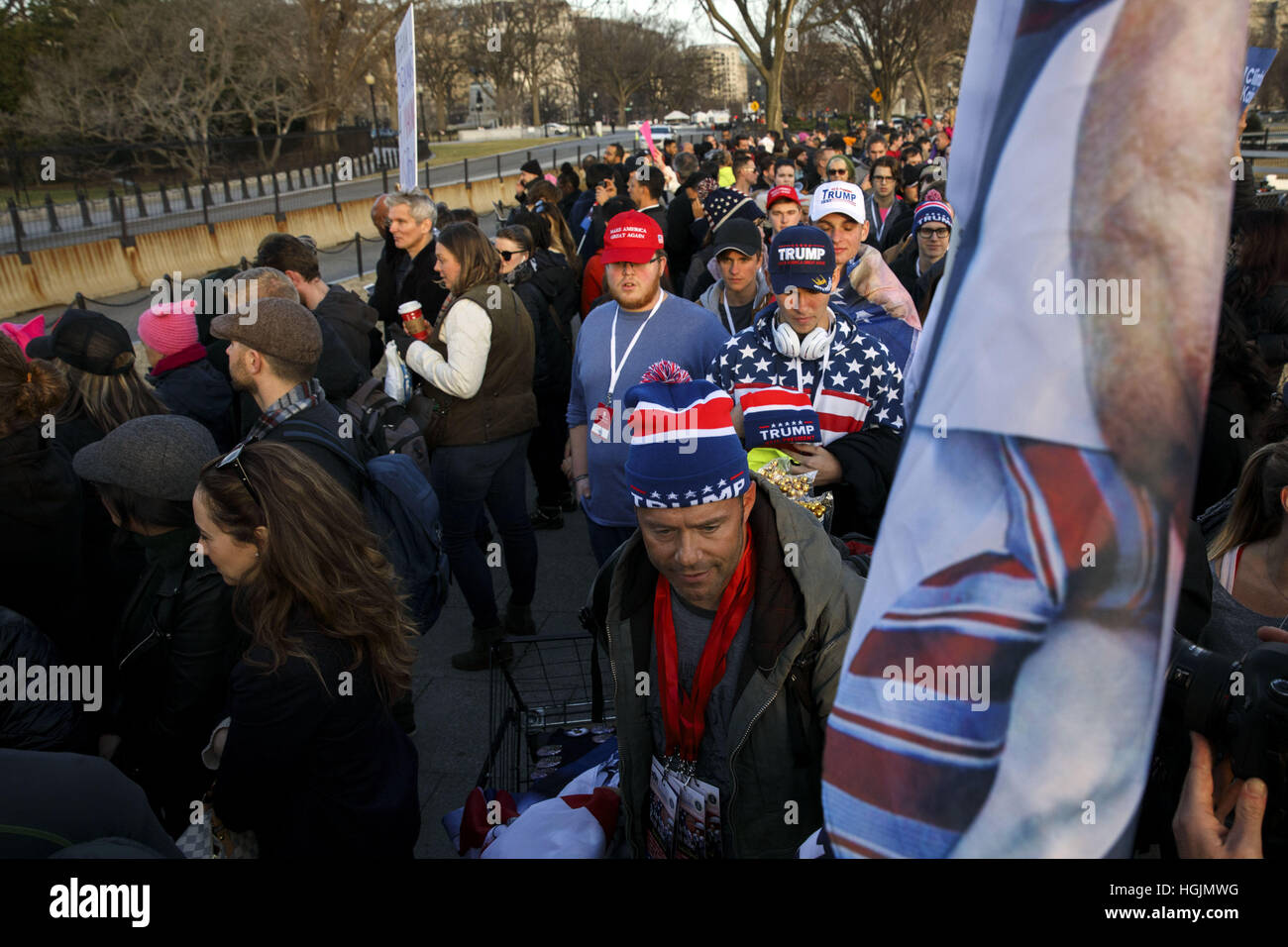 19 janvier 2017 - Washington, DC, États-Unis - Un vendeur vend des souvenirs que les gens se rassemblent d'Atout à l'extérieur de la Maison Blanche pour se rappeler le président Obama ou l'appui Trump à la veille de l'inauguration de Donald J. Trump comme 45e président des États-Unis le Jeudi, Janvier 19, 2017 à Washington, D.C. Â© 2017 Patrick T. Fallon (Image Crédit : © Patrick Fallon via Zuma sur le fil) Banque D'Images