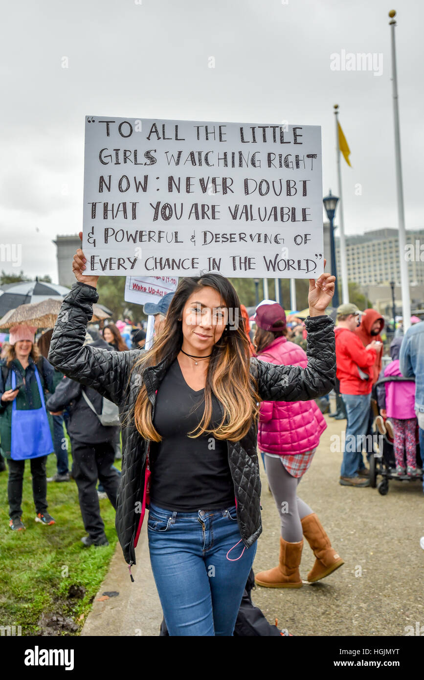 San Francisco, Californie, USA. 21 janvier, 2017. Une femme est titulaire d'un signe de toutes les petites filles regardant...' à San Francisco Civic Center Plaza pendant le rallye avant le San Francisco de la Marche des femmes. Credit : Shelly Rivoli/Alamy Live News Banque D'Images