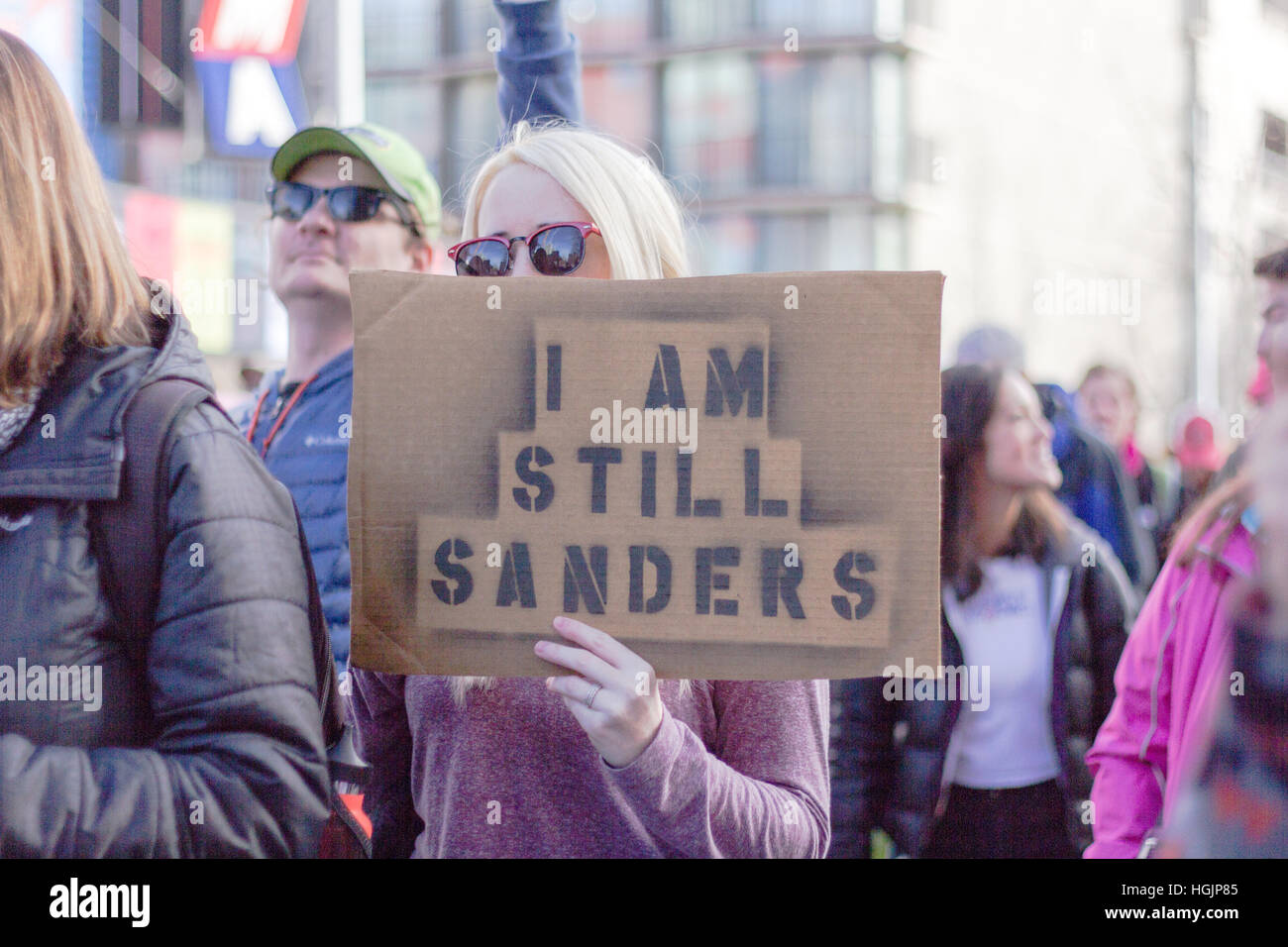 Une femme tenant un signe à la main pour montrer son appui au sénateur Sanders du Vermont promenades pour protester pour la Marche des femmes à Seattle, USA. Banque D'Images