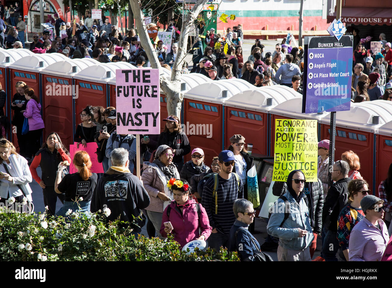 Los Angeles, USA. 21 janvier, 2017. Des milliers d'Angelenos se sont réunis dans le centre-ville de Los Angeles à mars en solidarité avec la Marche des femmes à Washington, DC, pour protester contre les politiques de Donald Trump et rhtetoric. Credit : Andie Mills/Alamy Live News Banque D'Images