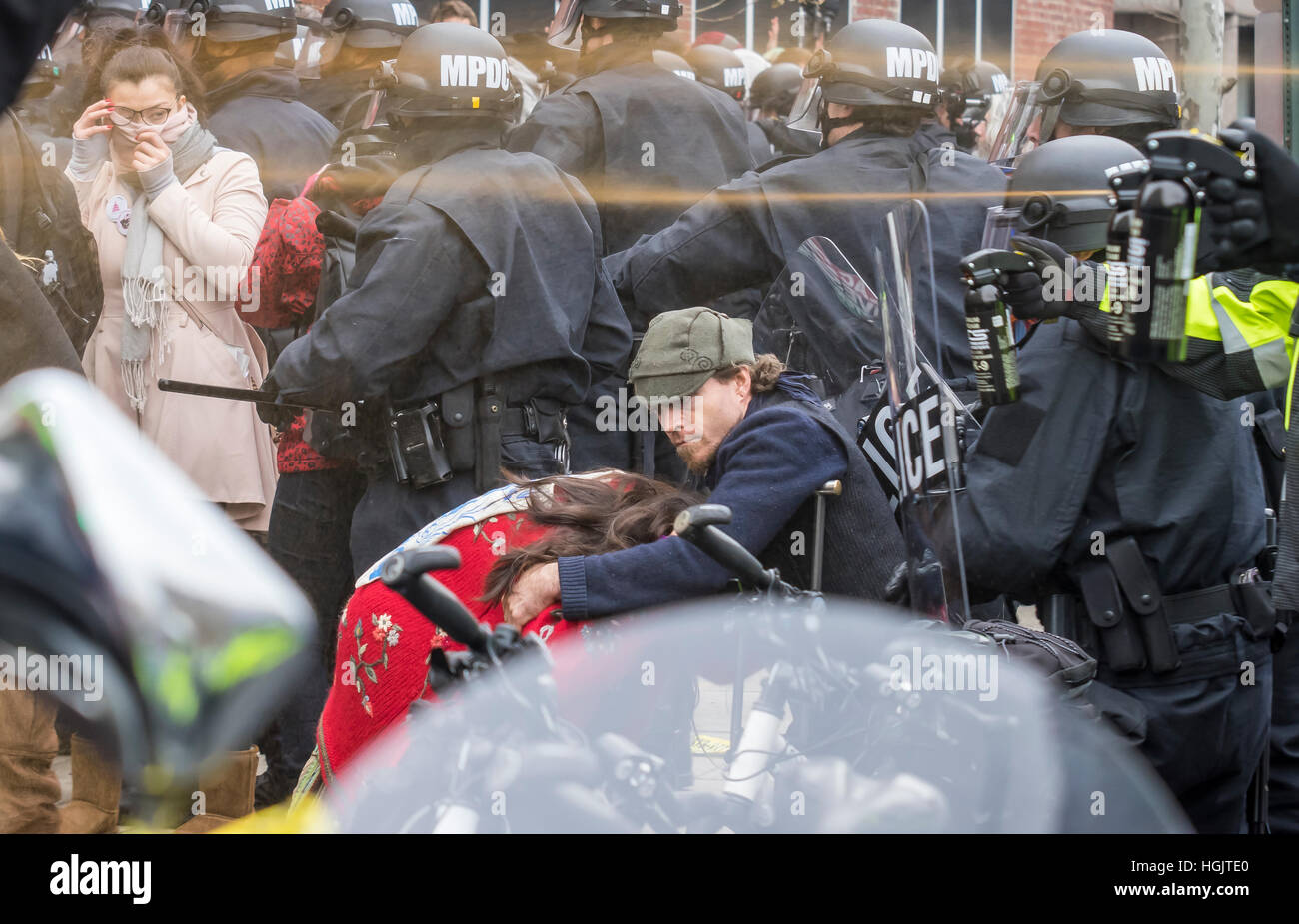 Washington, DC, USA. 20 Jan, 2017. Les manifestants se heurtent à la police dans la région de Washington, D.C. Au cours de l'inauguration de l'atout de Donald. Credit : Darryl Smith/Alamy Live News Banque D'Images