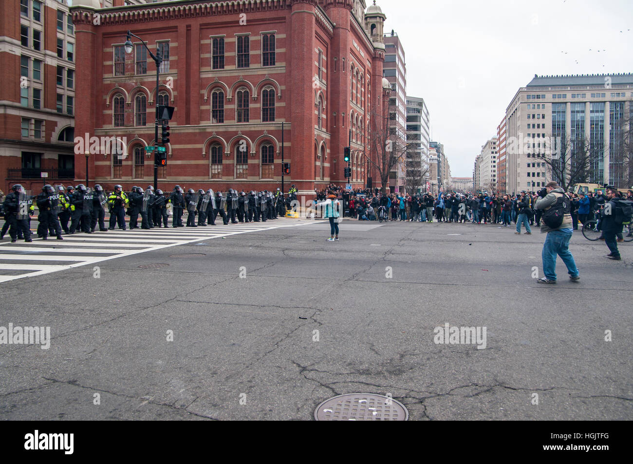 Washington, DC, USA. 20 Jan, 2017. Les manifestants se heurtent à la police dans la région de Washington, D.C. Au cours de l'inauguration de l'atout de Donald. Credit : Darryl Smith/Alamy Live News Banque D'Images