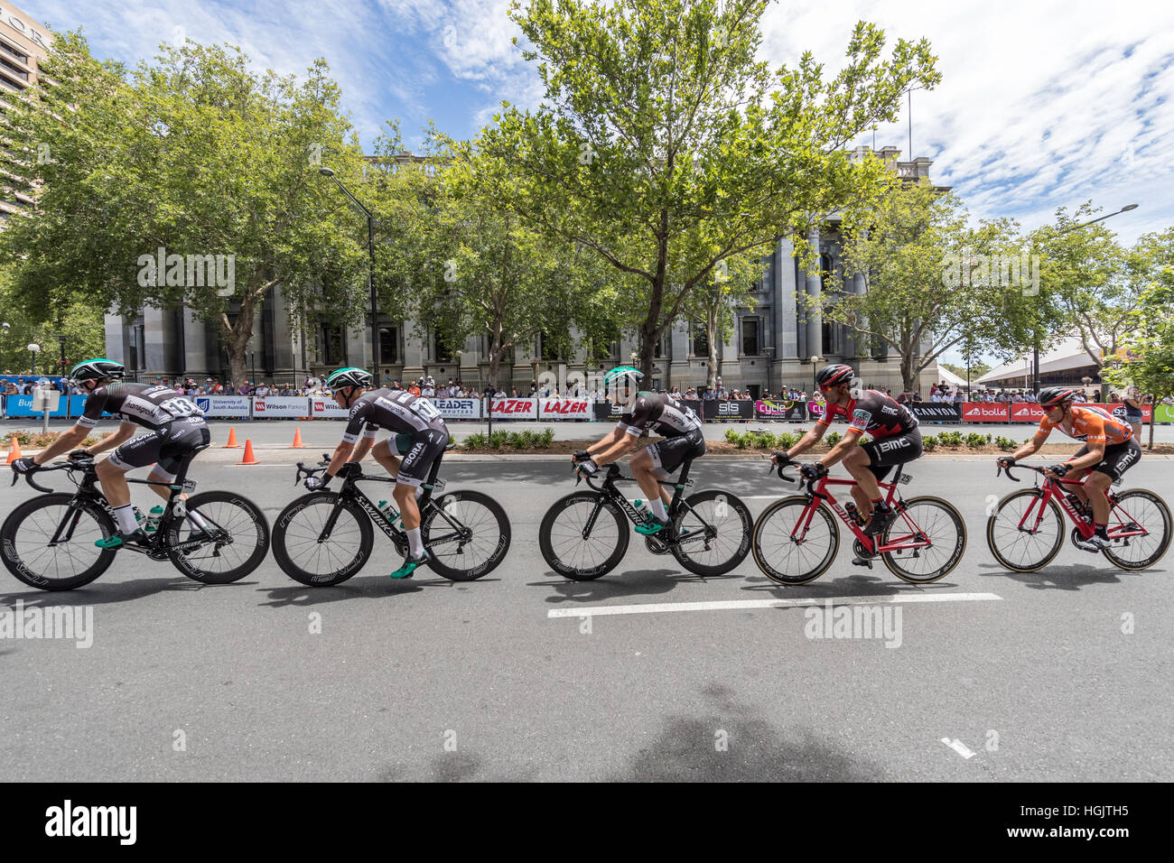 Adélaïde, Australie. 22 janvier, 2017. Les cyclistes de l'équipe de Bora - Hansgrohe (BOH) et l'équipe BMC Racing (BMC) lors de l'étape 6 du Santos Tour Down Under 2017. Credit : Ryan Fletcher/Alamy Live News Banque D'Images