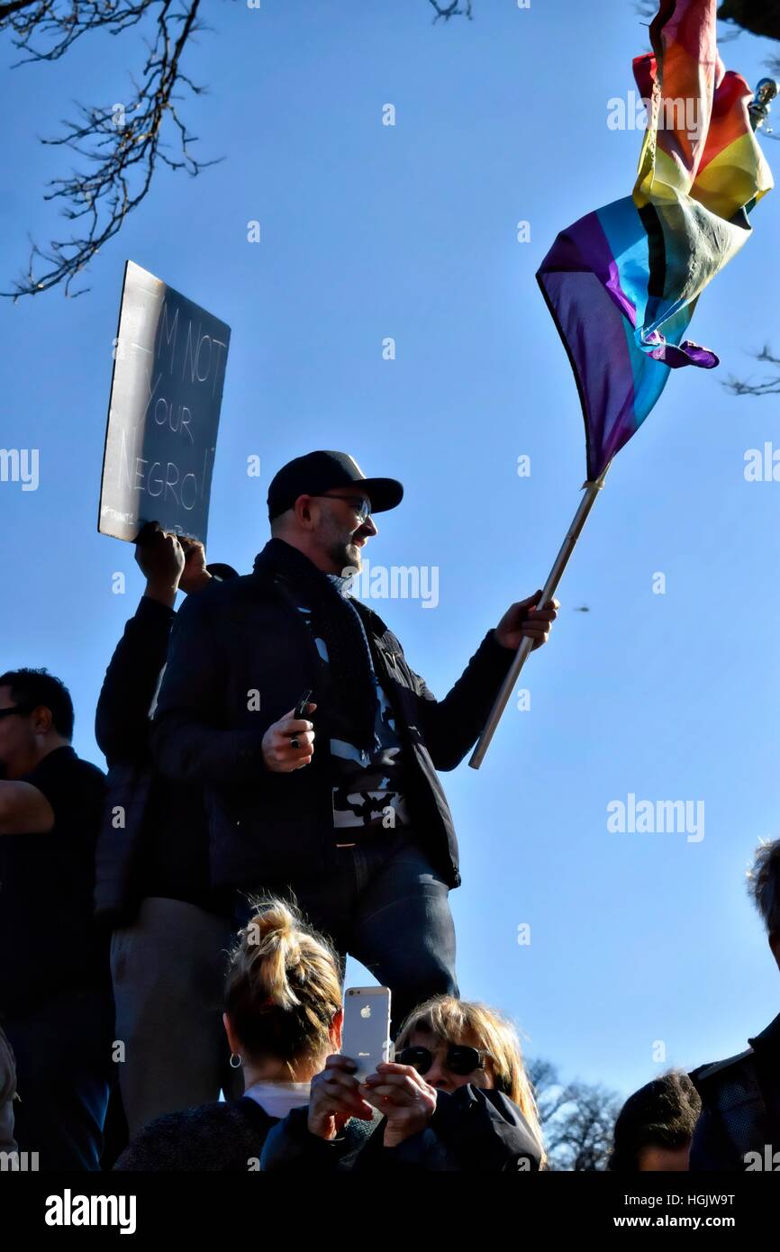 L'homme en agitant un drapeau LGBT au cours de la Marche des femmes de Chicago 2017 Banque D'Images