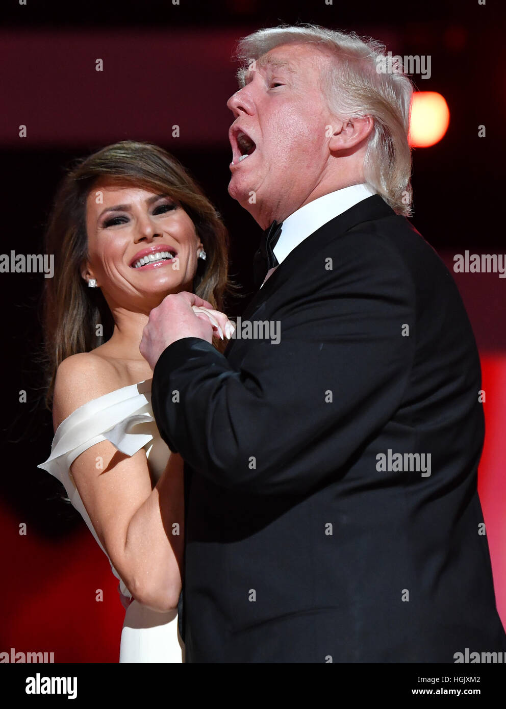 Le président Donald Trump pour chanter 'My Way' danse avec la Première Dame Mélanie Trump tout en assistant à la liberté première balle au Walter E. Washington Convention Center le 20 janvier 2017 à Washington, DC Trump va à trois boules inaugurale. Photo par Kevin Dietsch/UPI - PAS DE SERVICE DE FIL - Photo : Kevin Dietsch/UPI/consolidé/dpa Banque D'Images