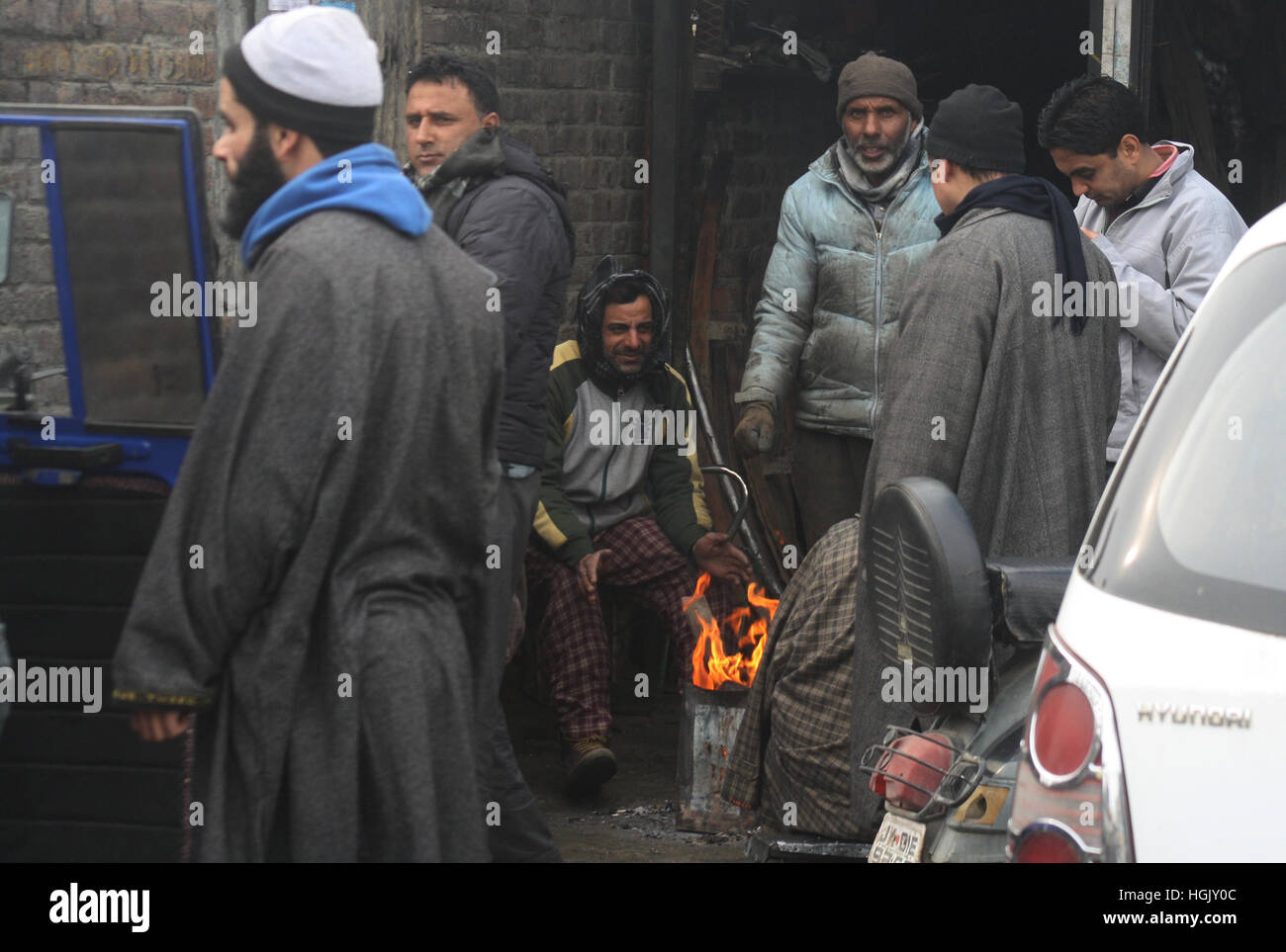 Srinagar, Cachemire sous administration indienne. 23 Jan, 2017. La mécanique du Cachemire au chaud elles-mêmes à l'intérieur d'un Bus terminal après avoir commencer une grève contre les transporteurs du Cachemire, les navetteurs dans la vallée du Cachemire le lundi ont rencontré des difficultés que les opérateurs de transport ont commencé leur grève de 72 heures pour protester contre la randonnée dans les taxes sur les véhicules. Les bus, taxis et auto-rickshaws conservés hors route à Srinagar et la plupart des autres routes à travers la vallée de forcer les navetteurs à marcher vers leurs destinations.Seules les voitures particulières ont été vus exercer sur les routes. Credit : Sofi Suhail/Alamy Live News Banque D'Images