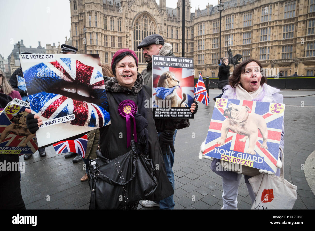 Londres, Royaume-Uni. 23 janvier, 2017. Rallye Pro-Brexit avec un écran couleur de l'extérieur du gouvernement * Les édifices du Parlement de Westminster. Organisé par l'UKIP, Brexit partisans demandent les députés et le Parlement mettent en œuvre le référendum de quitter l'Europe sans plus tarder. © Guy Josse/Alamy Live News Banque D'Images