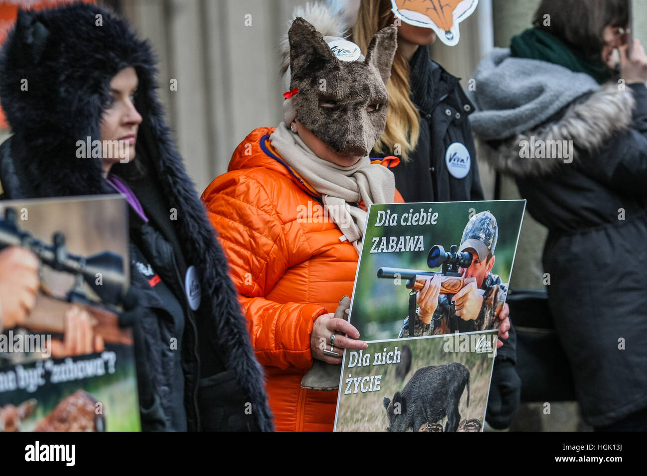 Gdansk, Pologne. 23 Jan, 2017. Les manifestants portant des masques d'animaux en dehors de la Loi et de la Justice parti au bureau sont vus le 23 janvier, 2017 à Gdansk, Pologne. Le Viva ! Protestation contre la nouvelle fondation rabotés chasse droit en Pologne fortement appuyé par le ministre de l'environnement, Jan Szyszko, qui est un chasseur aussi. Credit : Michal Fludra/Alamy Live News Banque D'Images