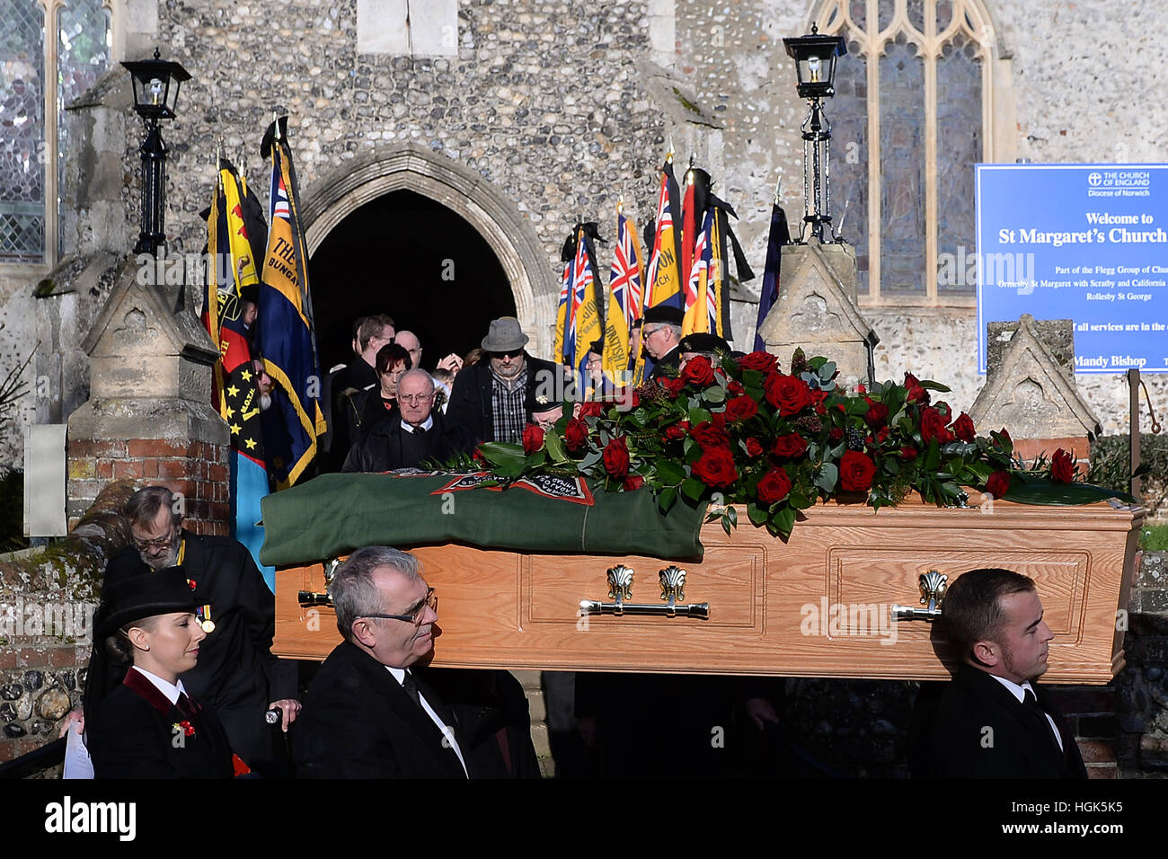 Le cercueil d'un ancien combattant de la Deuxième Guerre mondiale Reginald Watson, qui est décédé à l'âge de 90 ans en novembre ne laissant aucune famille survivant, est réalisée dans l'église de St Margarets Ormesby St Margaret, Gt Yarmouth, après ses funérailles. Un appel des médias sociaux aux populations locales à venir et leur rendre hommage. Banque D'Images