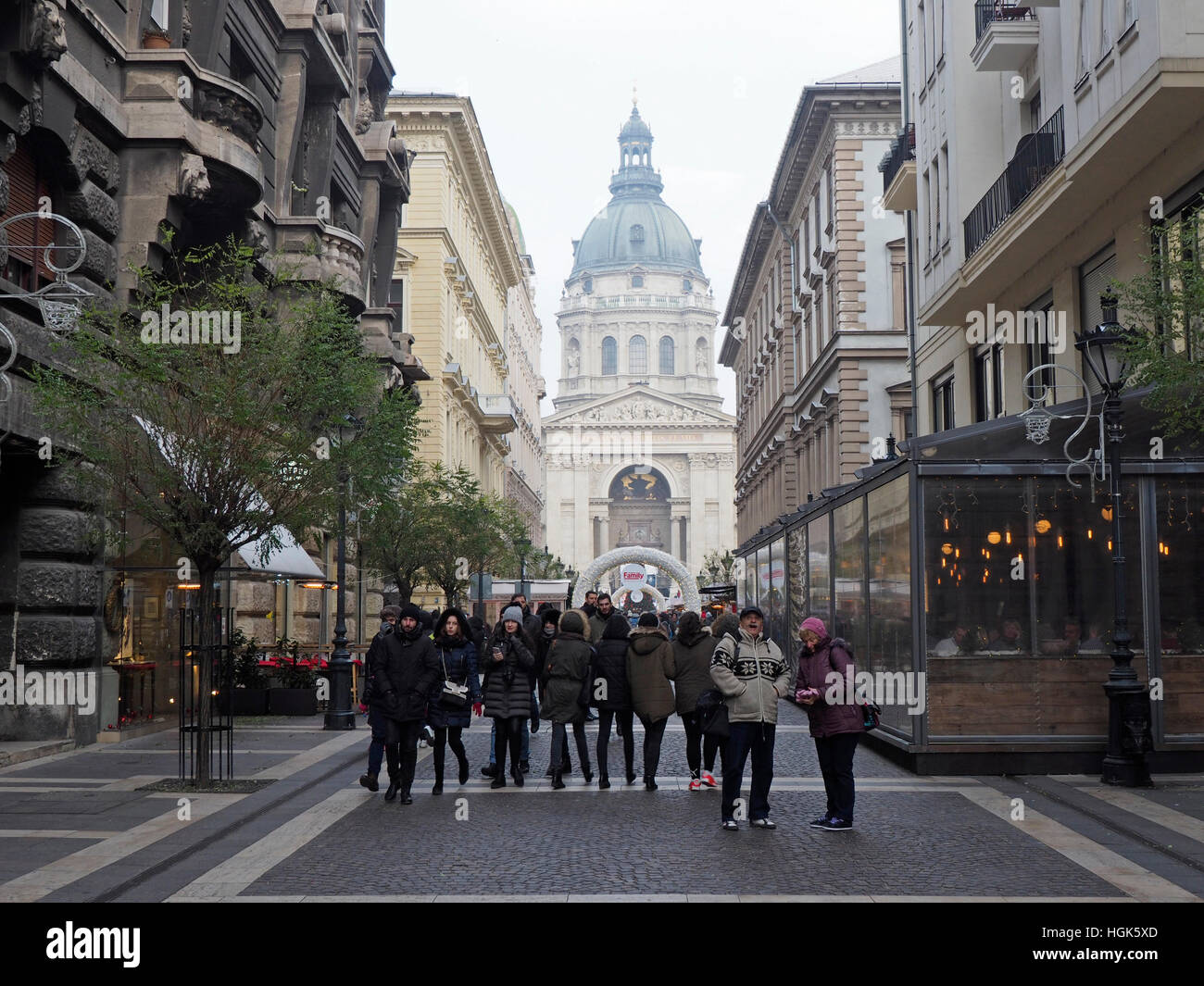 Istvan ut à Budapest, Hongrie, menant à la basilique de Saint Étienne, l'une des plus grandes églises au monde avec 8000 sièges. Banque D'Images
