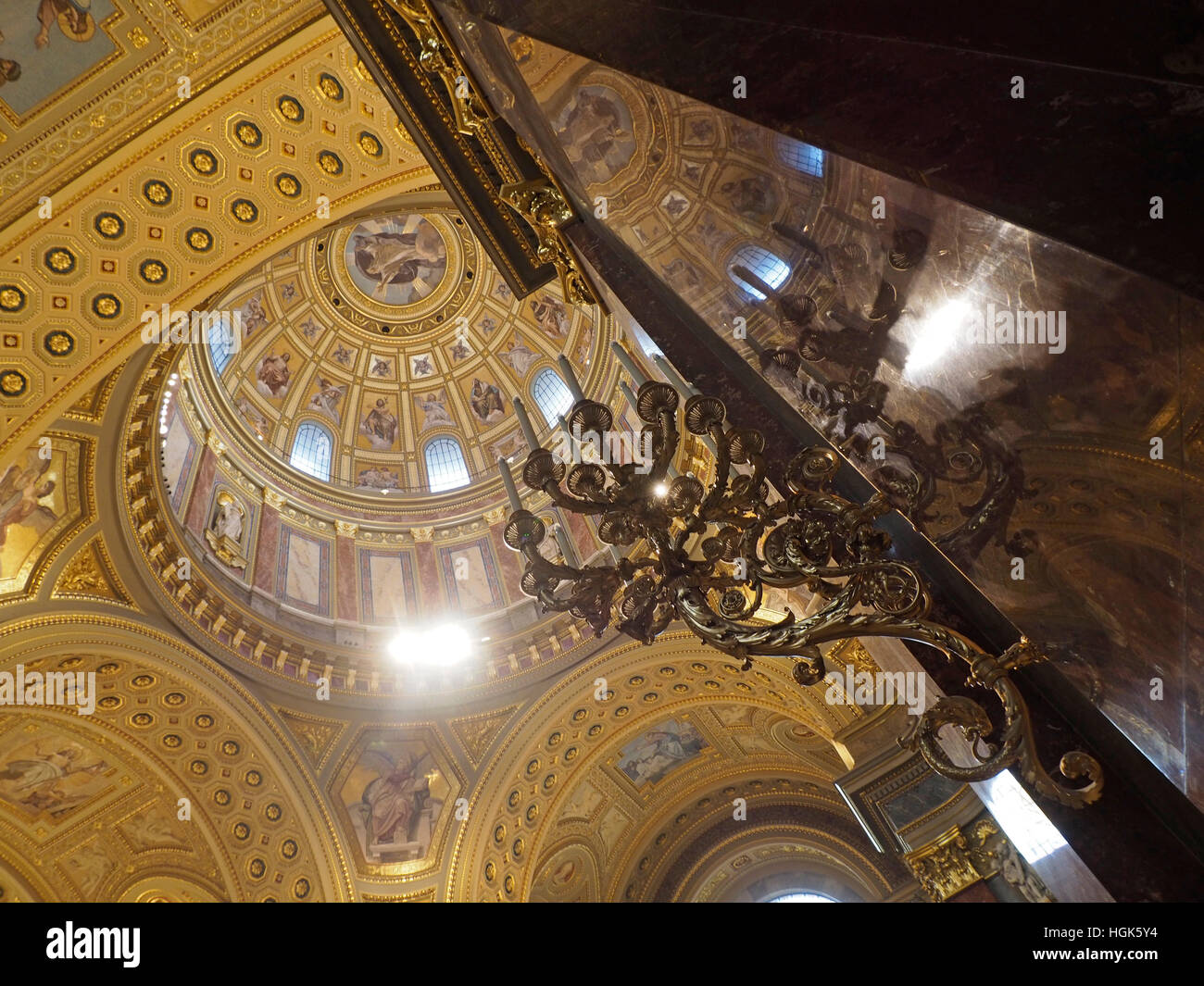 Basilique Saint intérieur Stephans à Budapest, en Hongrie, l'une des plus grandes églises au monde avec 8000 sièges. Banque D'Images