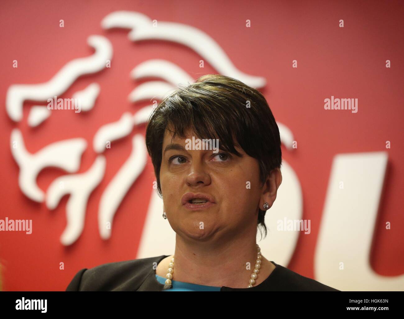 Le chef du Parti unioniste démocratique Arlene Foster s'exprime à la DUP siège à Belfast que le gouvernement britannique a lancé un appel aux dirigeants politiques de l'Irlande du Nord à l'étape de s'en sortir de la crise politique actuelle. Banque D'Images