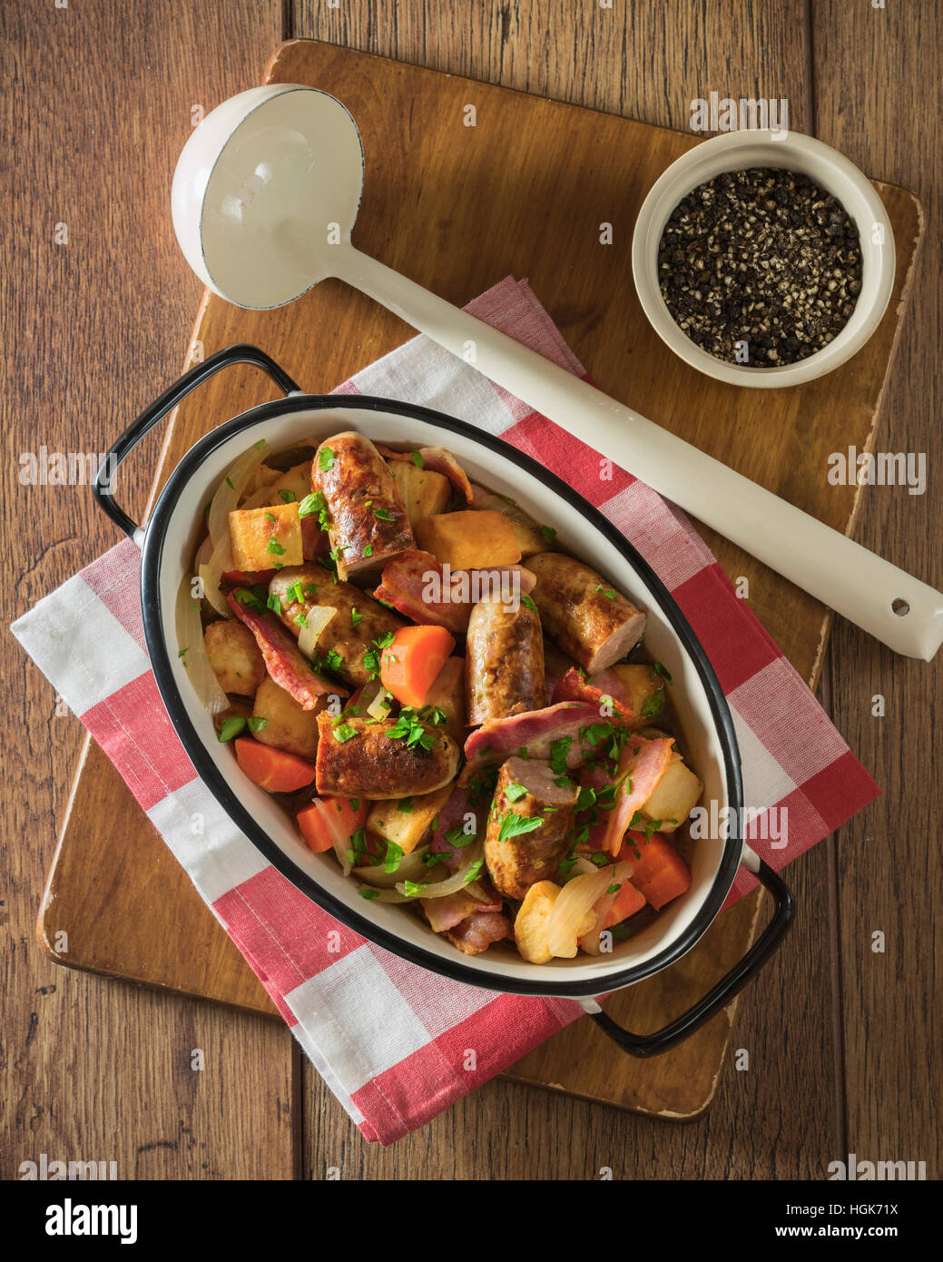 Dorloter de Dublin. La pomme de terre irlandaise traditionnelle, saucisses, bacon et ragoût. Food Ireland Banque D'Images