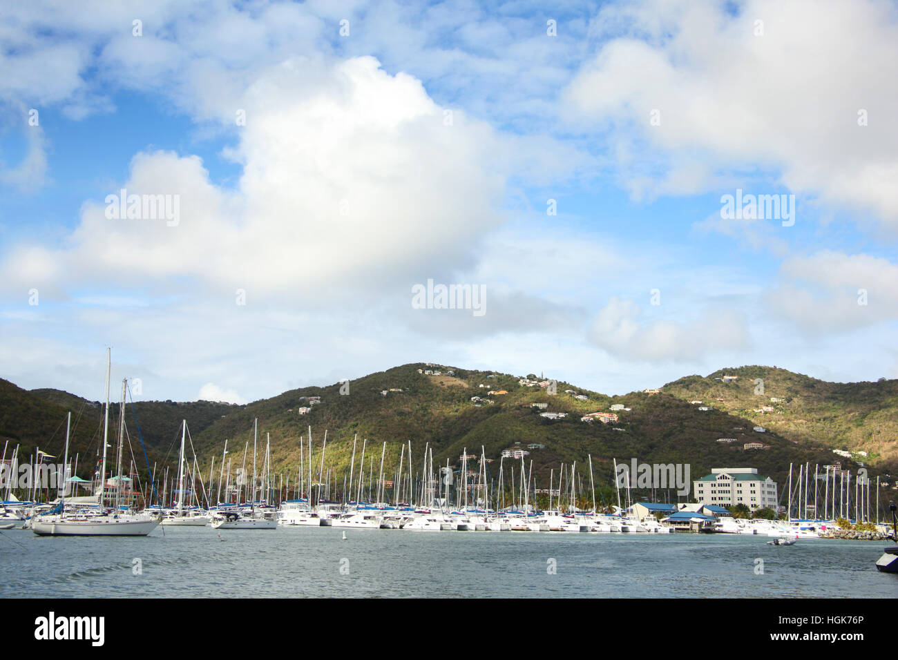 Vue sur la ville, marina & paysage de Road Town, Tortola, British Virgin Islands, Caribbean. Banque D'Images