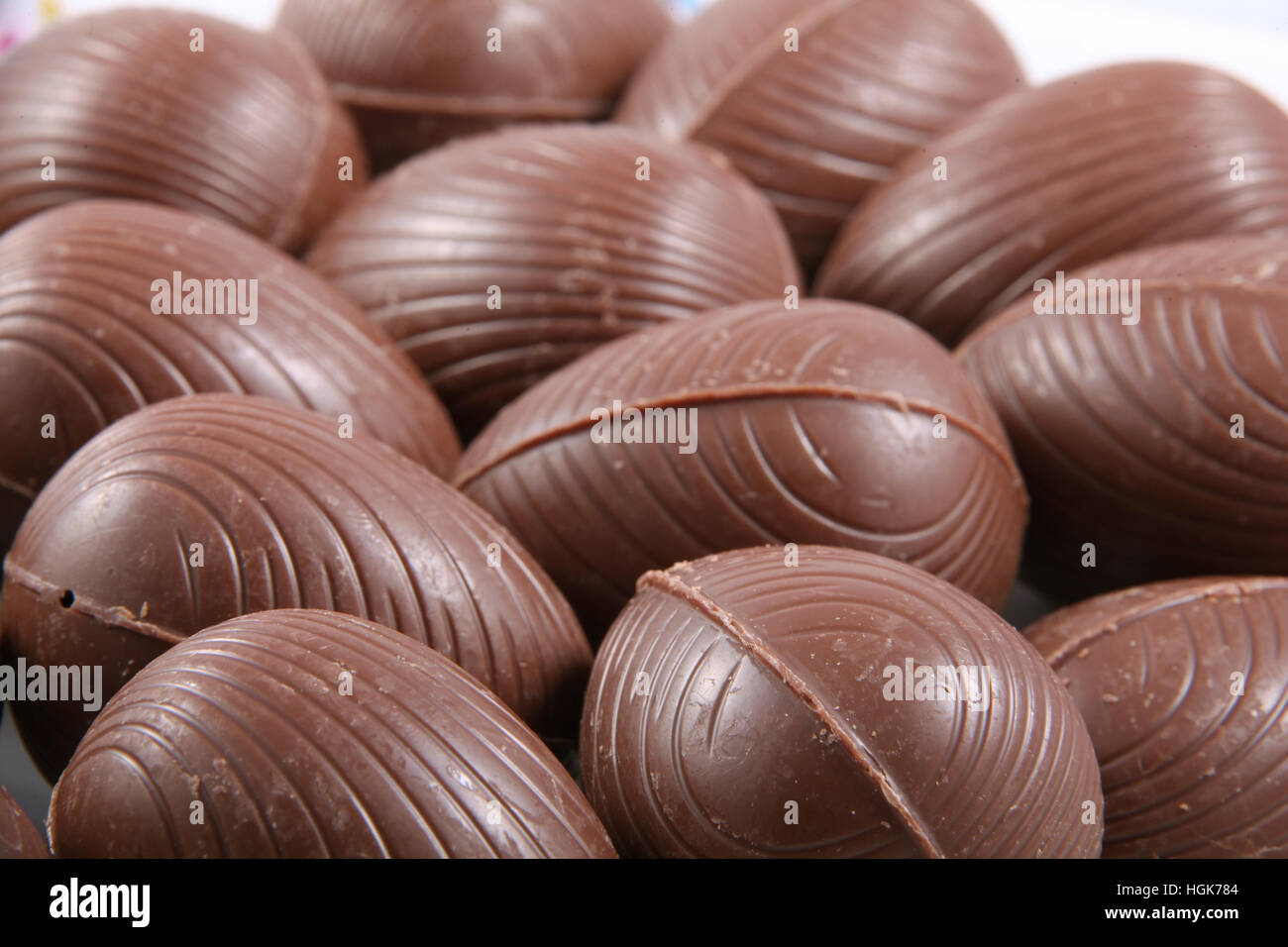 Close up d'oeufs de Pâques au chocolat, avec les emballages off prêt à manger. Banque D'Images