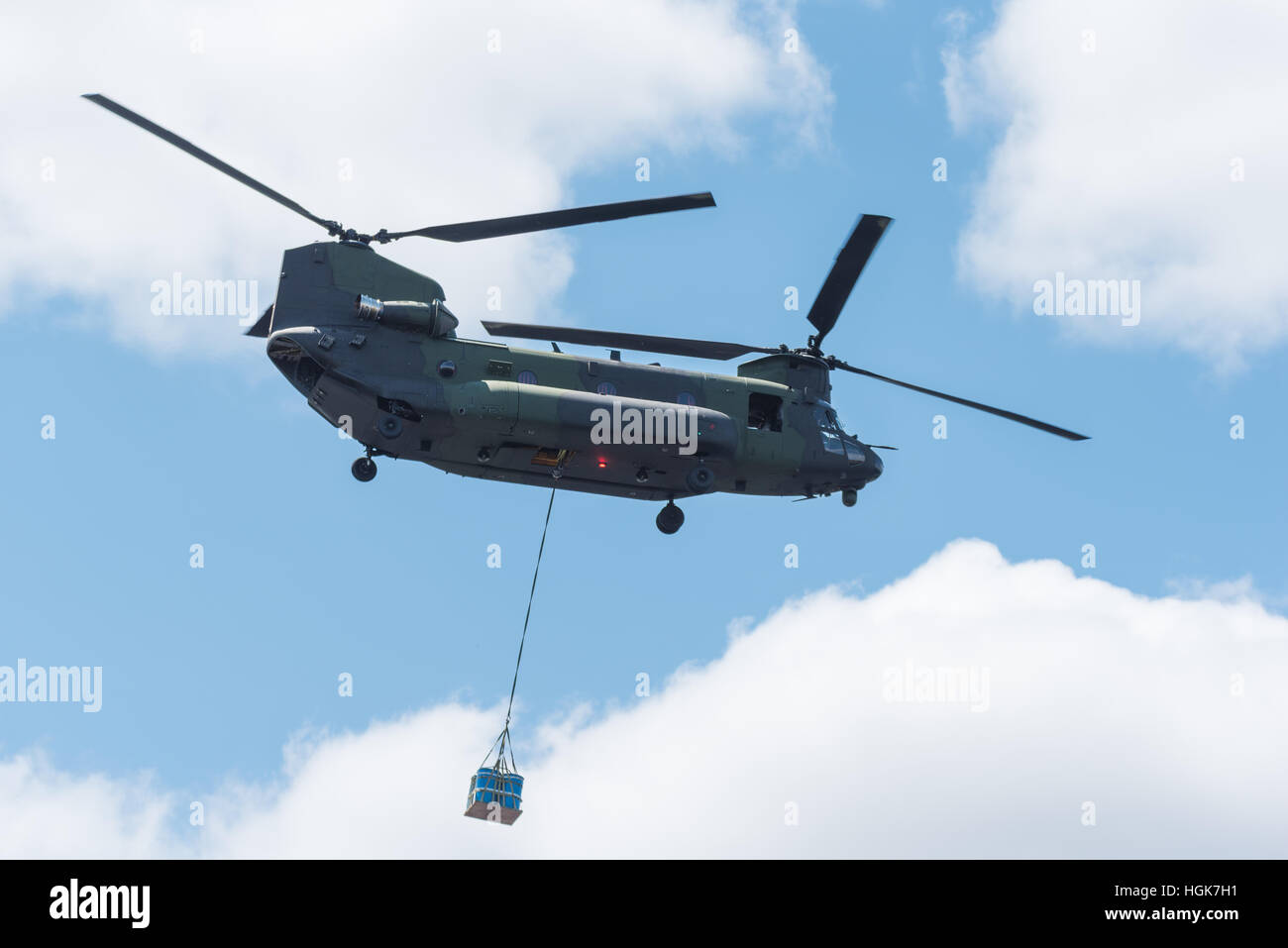 Transport aérien lourd, double rotor, un hélicoptère militaire, en vol — free download