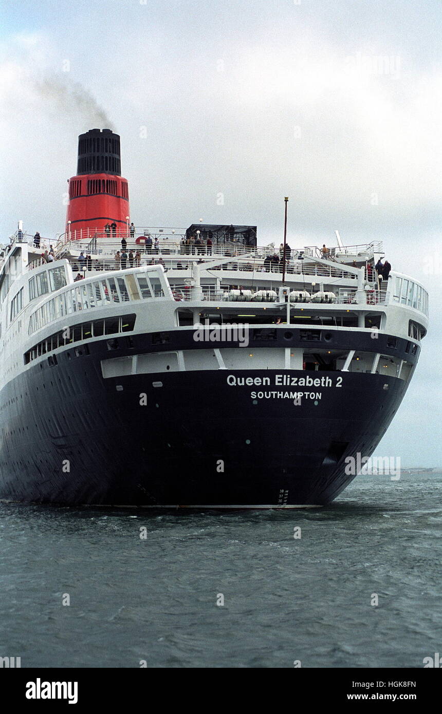 AJAXNETPHOTO. SOLENT, en Angleterre. - LINER CUNARD - VUE ARRIÈRE DU QUEEN ELIZABETH 2. PHOTO;JONATHAN EASTLAND/AJAX REF:3200 12 1 Banque D'Images