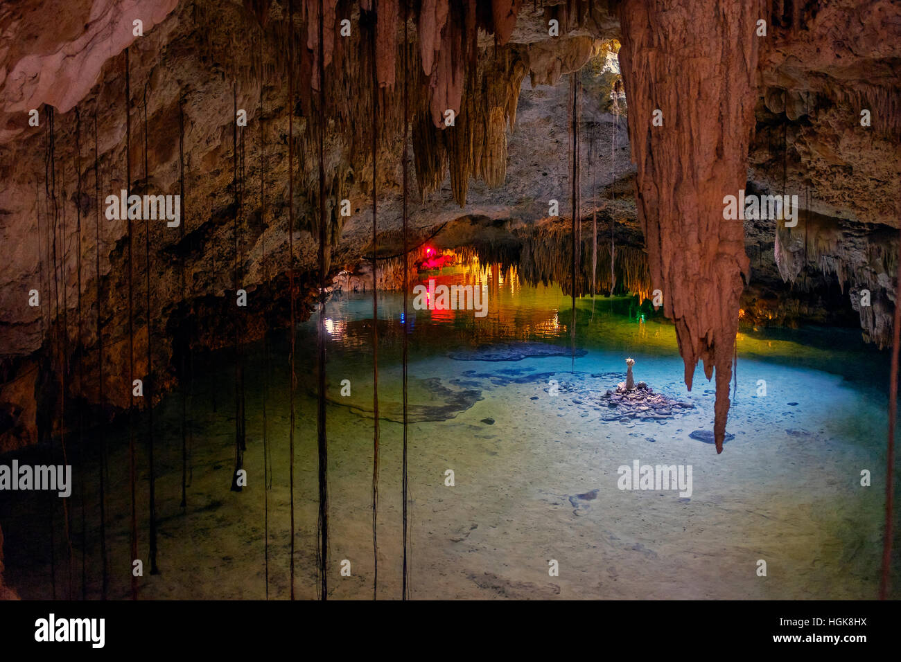 Mexican Cénote, appelé Tak être Ha, montrant la rivière souterraine, les stalagmites et stalactites. Province du Yucatan, Mexique Banque D'Images