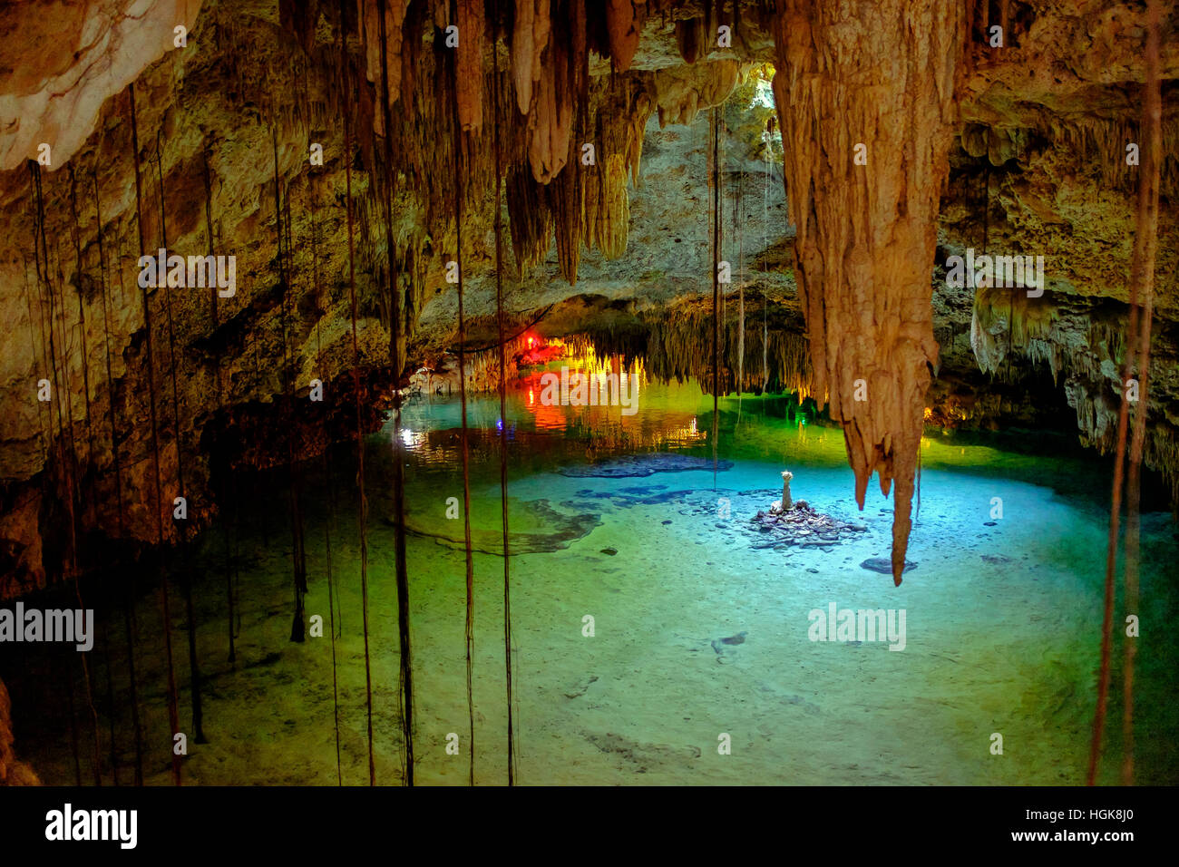 Mexican Cénote, appelé Tak être Ha, montrant la rivière souterraine, les stalagmites et stalactites. Province du Yucatan, Mexique Banque D'Images