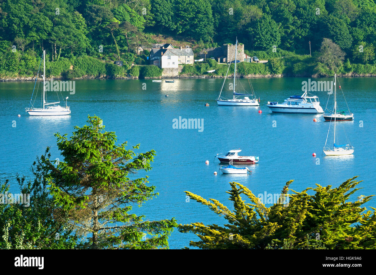 Des bateaux naviguant sur la rivière Helford à Cornwall, England, UK Banque D'Images