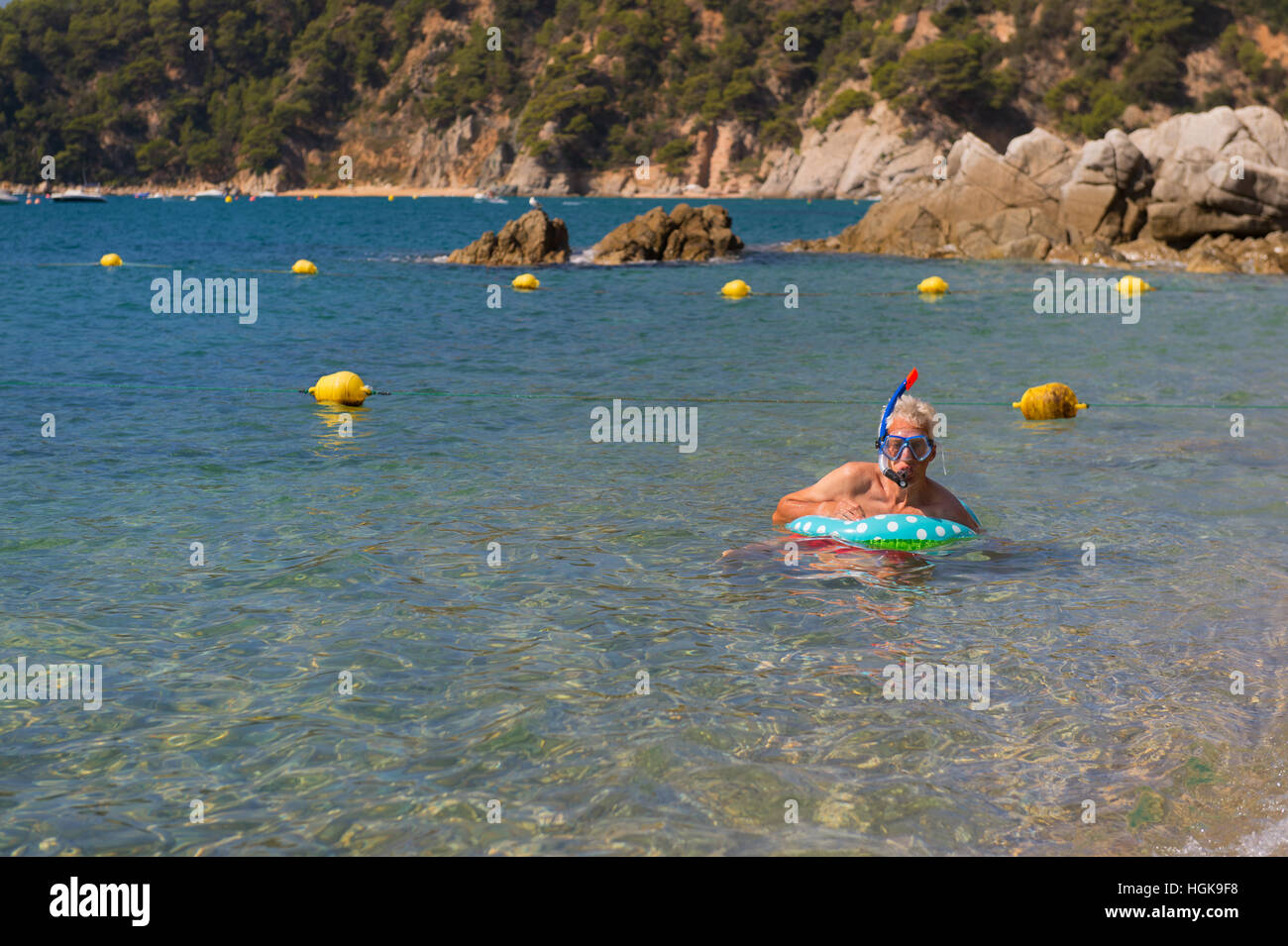 Man s'amusant à jouer sur la plage Banque D'Images