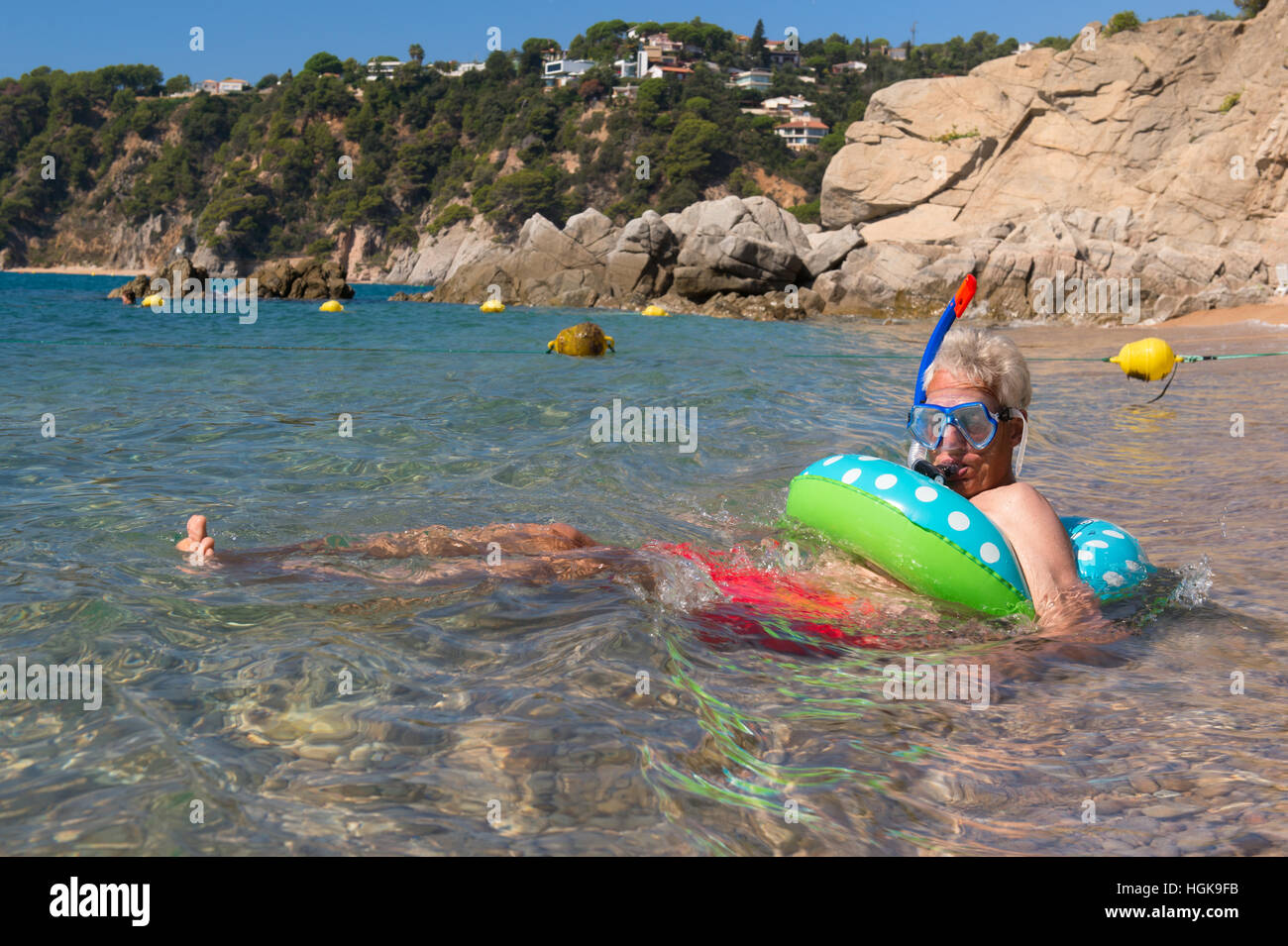 Man s'amusant à jouer sur la plage Banque D'Images