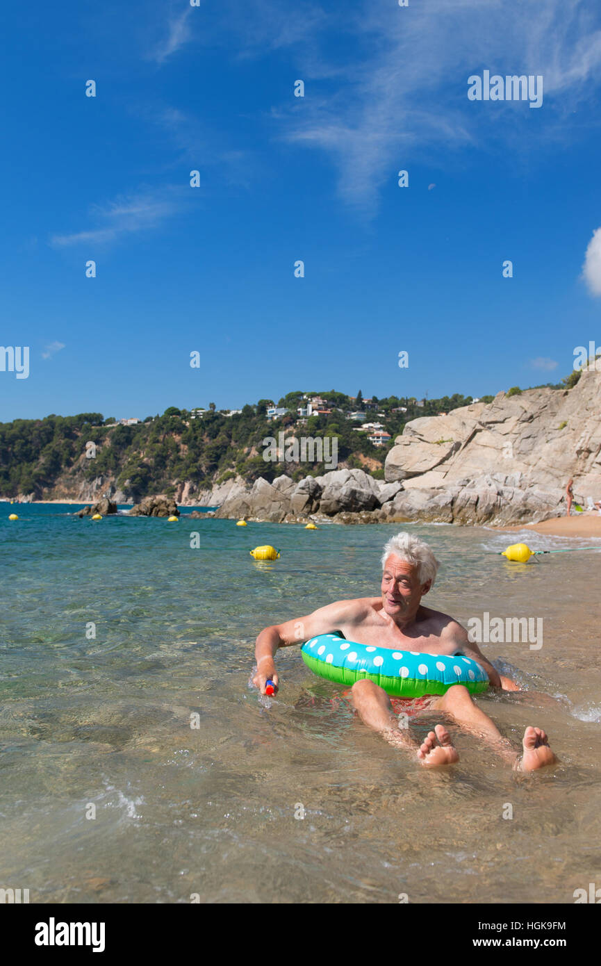 Man s'amusant à jouer sur la plage Banque D'Images