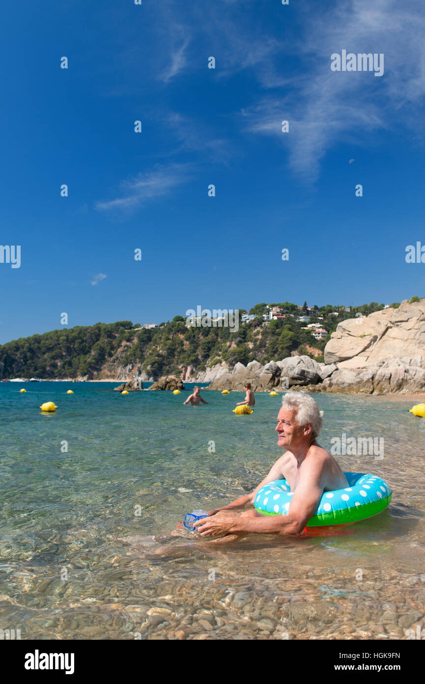 Man s'amusant à jouer sur la plage Banque D'Images