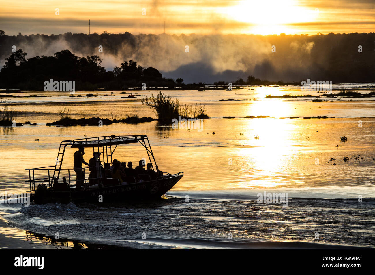 Promenade en bateau au coucher du soleil au-dessus de Victoria Falls, Livingstone, Zambie Banque D'Images