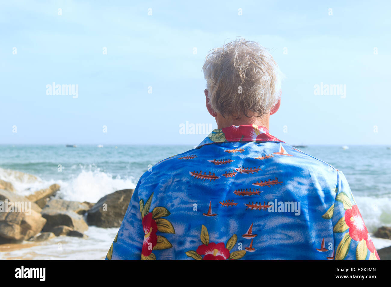 Man looking at the sea vêtu d'un Blue Hawaii-shirt Banque D'Images