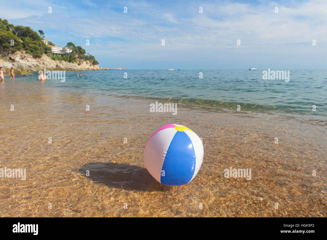 Ballon de plage gonflable coloré jouant avec le surf et la mer Banque D'Images