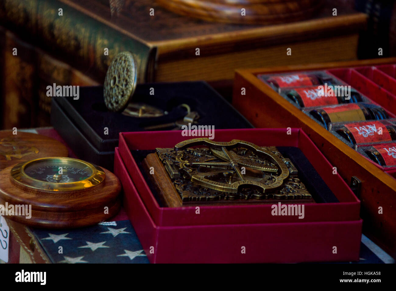 Bureau vintage médaille pièce de montre de poche xixe siècle vieux livres de teinte bois vieux or Banque D'Images