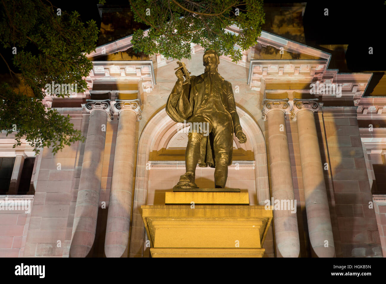 Statue de l'explorateur Matthew Flinders holding sextant à l'extérieur de la bibliothèque de l'état de NSW Sydney NSW Australie la nuit Banque D'Images