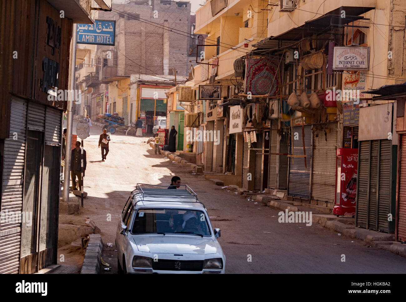 Une rue d'Assouan, en Égypte, avec des magasins, un hôtel pour les sections locales. Banque D'Images