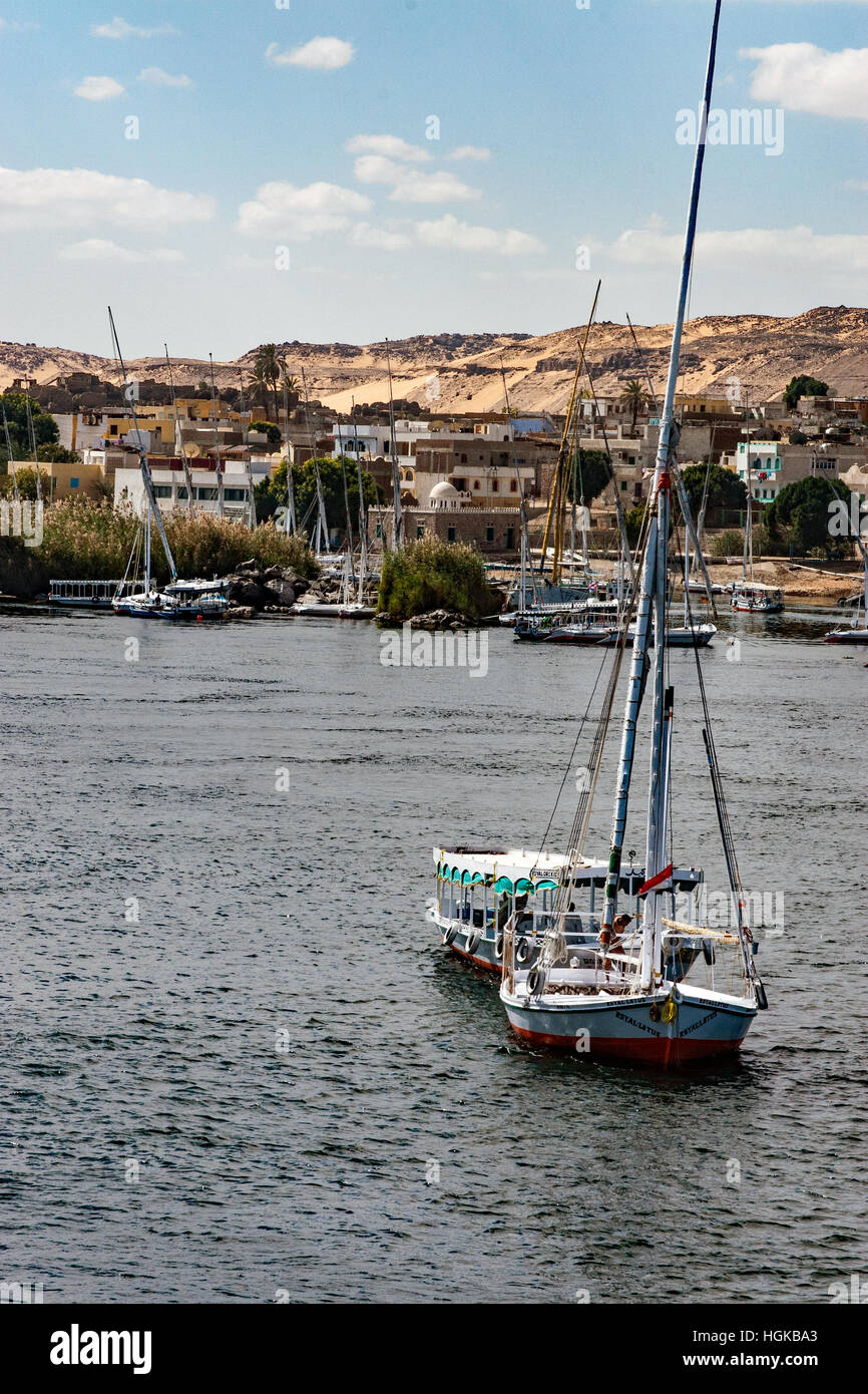 Bateaux dans le Nil, près de la ville d'Assouan. Banque D'Images