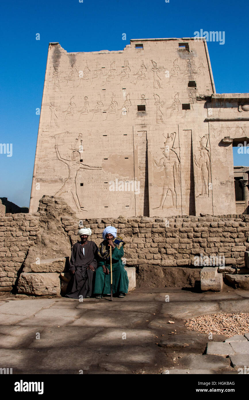 Les sections locales qui posent pour les touristes devant le Temple d'Edfou sur le Nil en Egypte. Banque D'Images