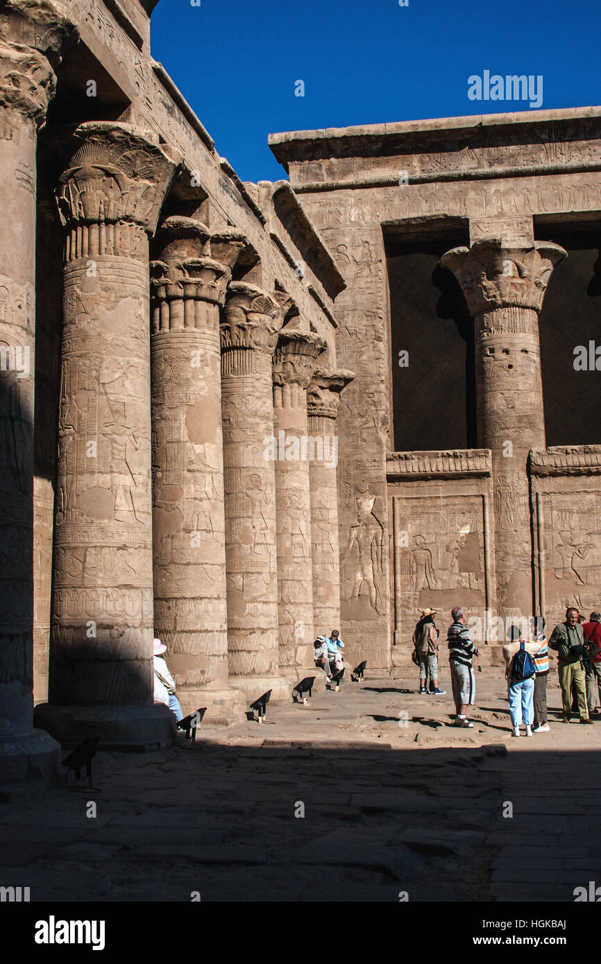 Le Temple d'Edfou, dédié au dieu faucon Horus, sur le Nil est l'un des mieux conservés et les plus populaires en Égypte Banque D'Images