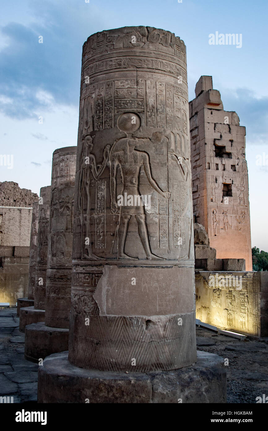 Une colonne du Temple de Kom Ombo, un temple double inhabituelle dans la ville de Kom Ombo en Haute Égypte, près de la rivière du Nil. Banque D'Images
