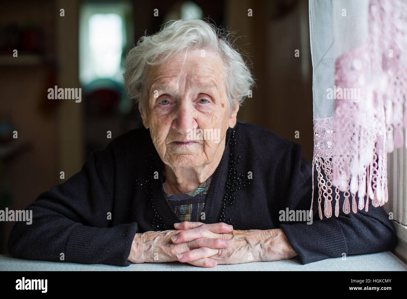 Portrait d'une femme âgée, à son domicile. Banque D'Images